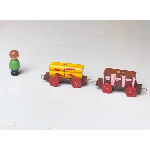 Vintage Miniatures Mini Figures Figurines Peg Man & Painted Taiwan Train Carts - Picture 6 of 10